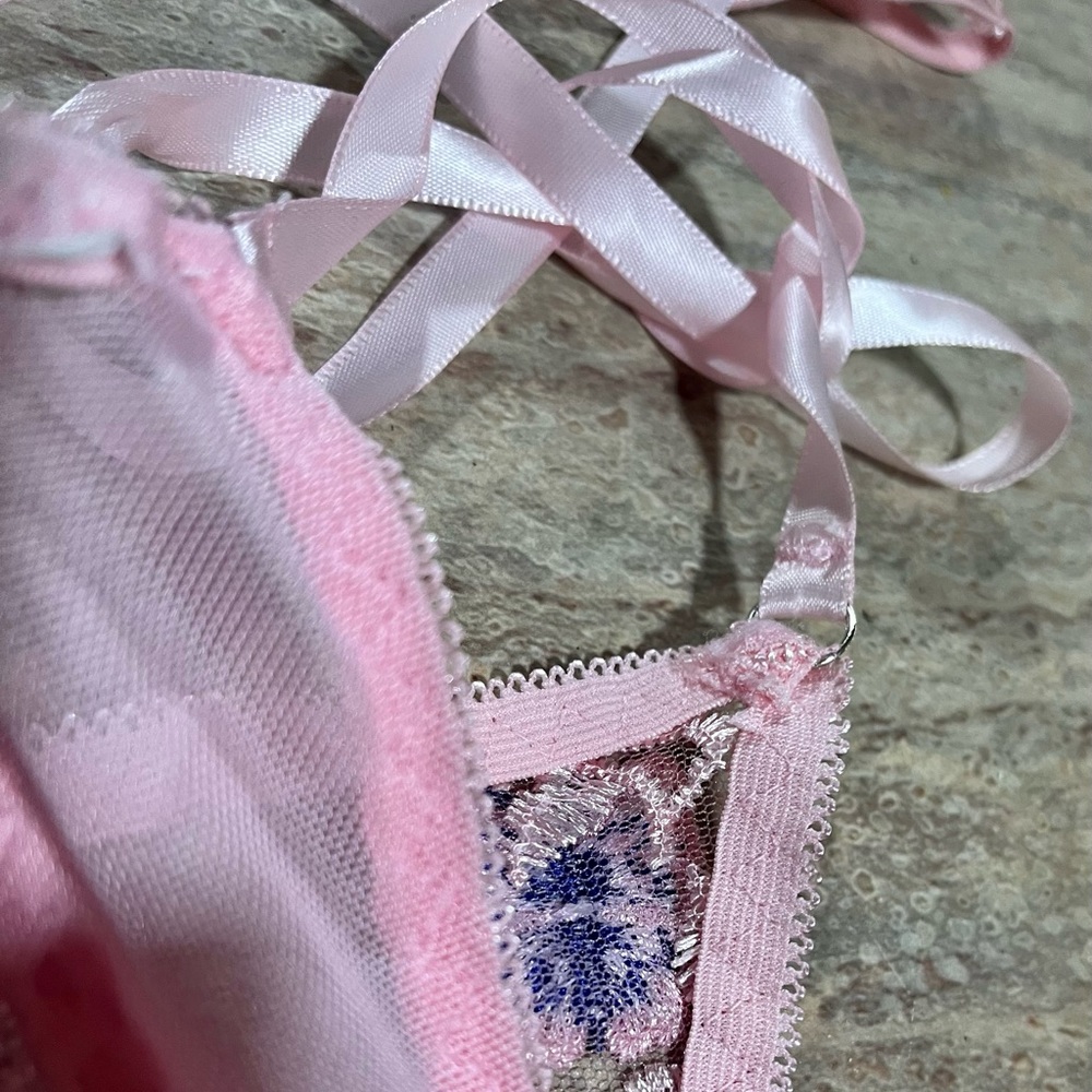 Lingerie set with embossed flowers with ribbons. - Picture 4 of 9